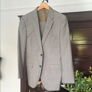 Hugo Boss Men's Gray Suit w flat front trousers